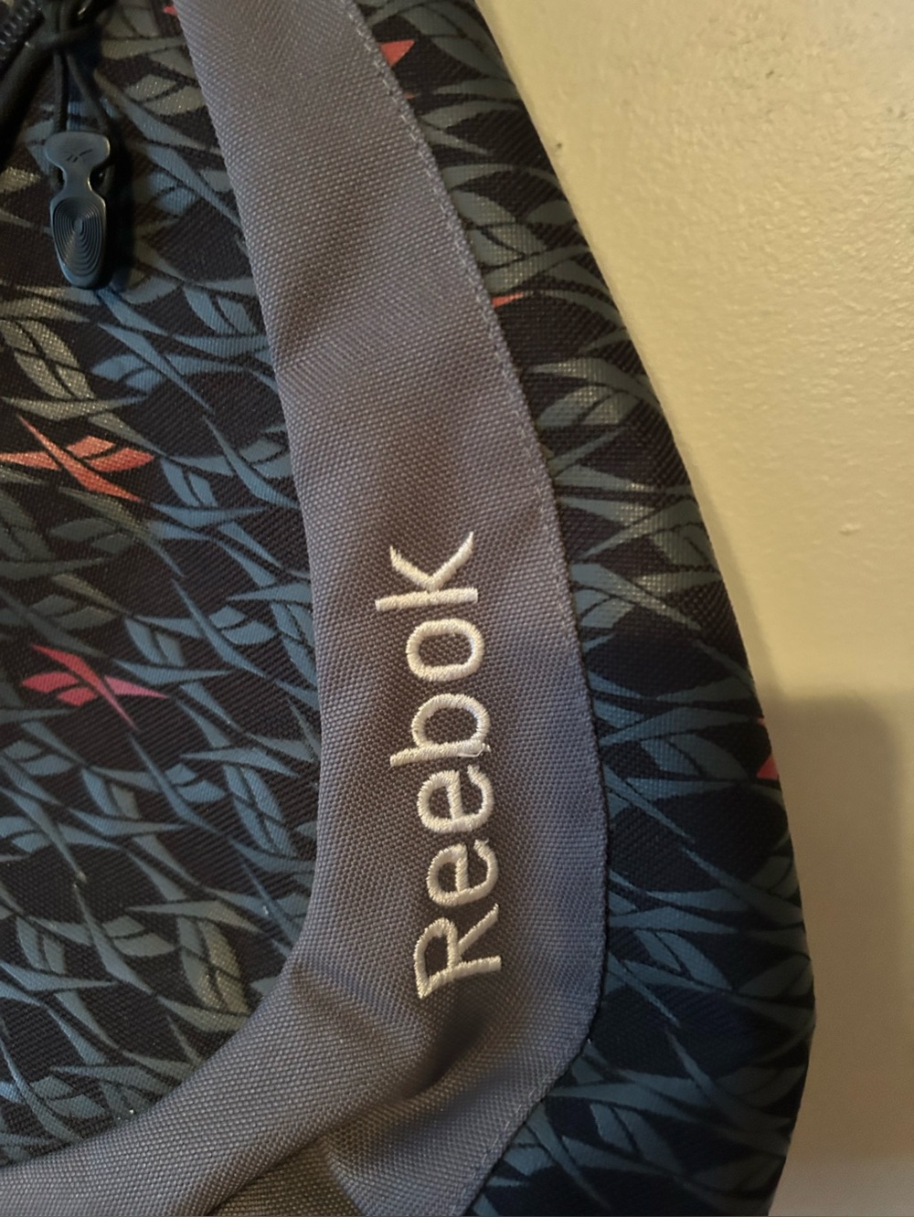 Reebok sling sports bag / like new - Picture 3 of 15